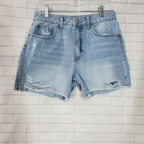 No Boundaries Light Wash Distressed Cut Off Shorts - Picture 2 of 10